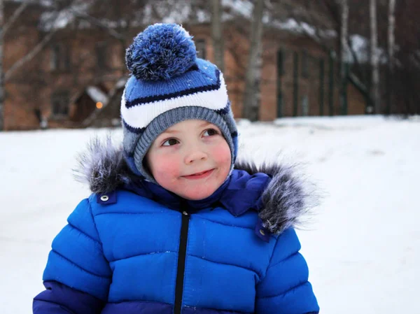 Портрет Хлопчика Взимку Близько — стокове фото