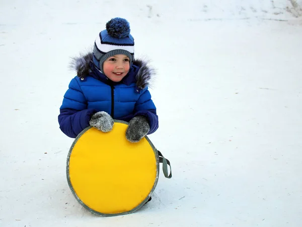 Bebé Niño Sombrero Azul Cálido Está Caminando Fuera Invierno Aire — Foto de Stock