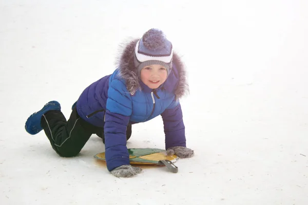 Bébé Garçon Dans Chapeau Bleu Chaud Marche Dehors Hiver Extérieur — Photo