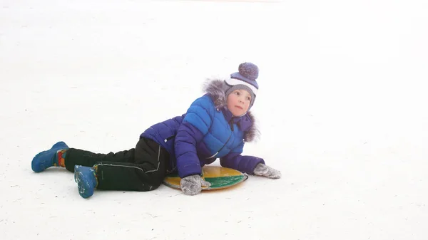 Bebé Niño Sombrero Azul Cálido Está Caminando Fuera Invierno Aire — Foto de Stock