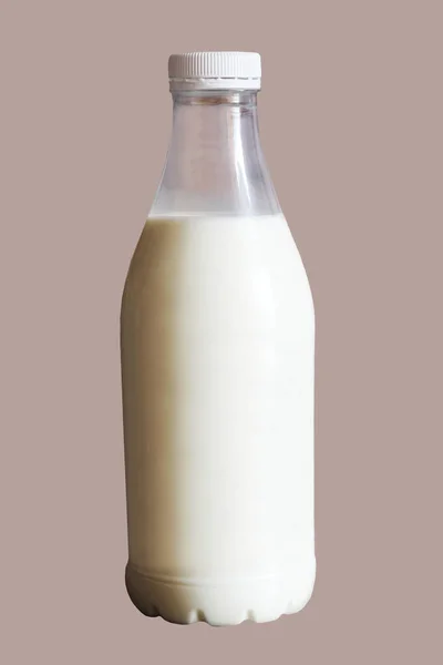 Молоко в стеклянной бутылке на коричневом фоне — стоковое фото