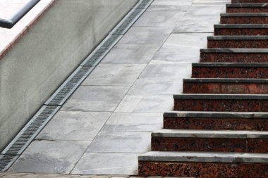 Merdiven ve tekerlekli sandalye ve engelliler için rampa