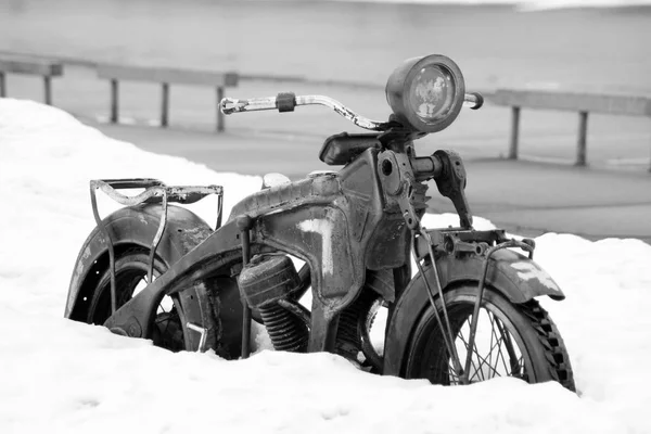 Ein Motorrad mit Schnee bedeckt, Metallskulptur — Stockfoto