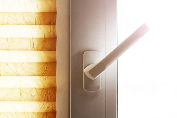 Ventana de plástico blanco o detalle de la puerta con mango tan cerca — Foto de Stock