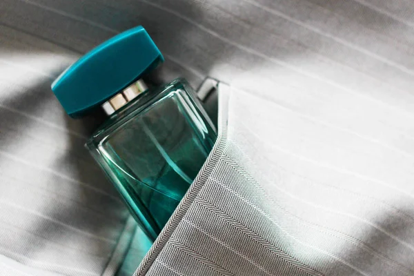 Perfume masculino em bela garrafa no bolso da jaqueta — Fotografia de Stock