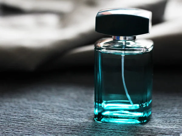 Perfume verde de los hombres en hermosa botella tan cerca — Foto de Stock