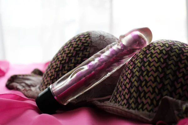 Kvinnliga rosa vibrator och bysthållare. Sexleksak för vuxna. — Stockfoto