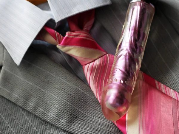 男人夹克上有领带的粉红色振动器 — 图库照片