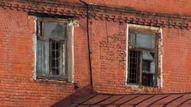 İki pencerede tuğla duvar