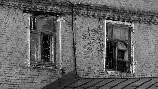 Two Windows in Brick Wall, black and white — Stock Photo, Image