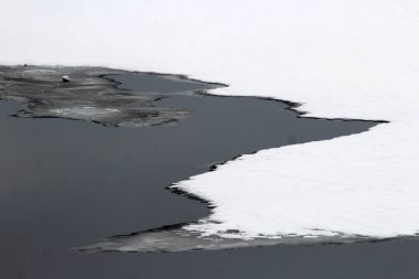 İnce buz göletler, nehirler üzerinde. Buzlu su buz altında içine düşme tehlikesi.