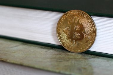 Bitcoin altın sikke ve kitap çok yakın