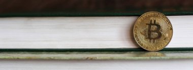 Bitcoin altın sikke ve kitap çok yakın