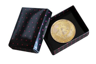 Beyaz arka plan üzerinde izole kutusu yerleştirilmiş altın Bitcoin sikke.