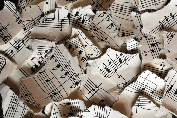 Notas musicais rasgadas, pedaços de papel — Fotografia de Stock
