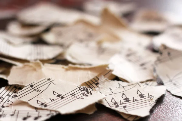 Notas musicais rasgadas, pedaços de papel — Fotografia de Stock