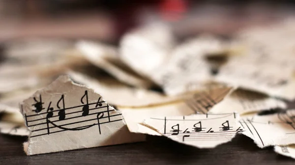 Notes de musique déchirées, morceaux de papier — Photo