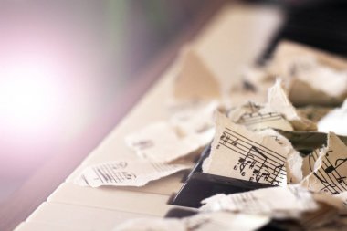 Yırtık müzik notaları, piyano üzerine kağıt parçaları