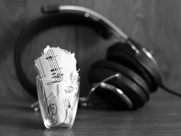Composição flat lay com notas de música e fones de ouvido em fundo cinza — Fotografia de Stock
