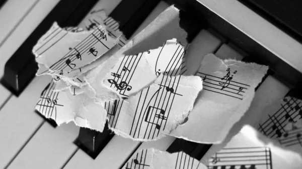 Trasiga musiknoter, papperslappar på piano — Stockfoto
