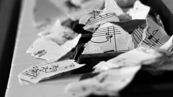 Notas musicales desgarradas, trozos de papel sobre piano — Foto de Stock