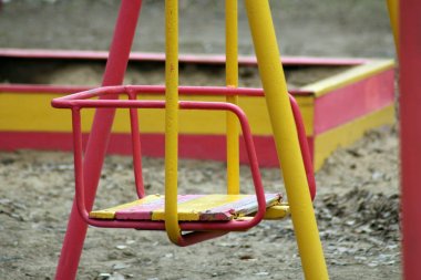 Çocukların açık arka bahçesinde çok yakın salıncak