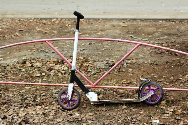 Kinder scooter in het voorjaar — Stockfoto