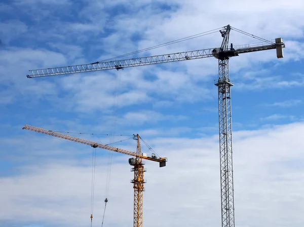 Construcción de grúas torre contra el cielo azul — Foto de Stock