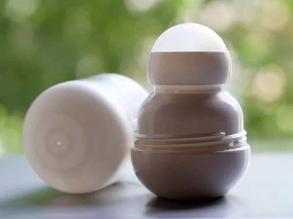 Beyaz şişe, vücut terlemesi önleyici deodorant içeriyor..