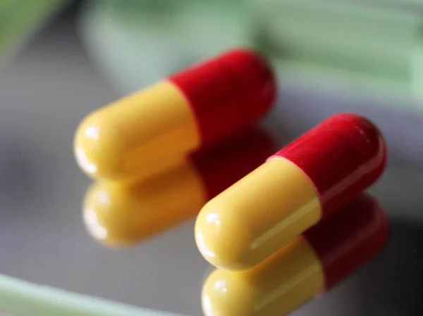 Cápsulas antibióticas de color tan cerca, medicamentos — Foto de Stock
