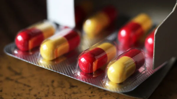 Renkli antibiyotik kapsülleri çok yakın, ilaçlar — Stok fotoğraf