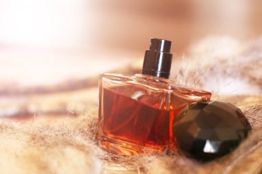 bir kürk üzerinde kas parfüm şişesi
