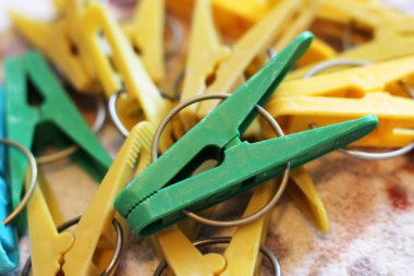 Renkli Plastik Clothespins, Giyim Mandal, Clothespins Koleksiyonu, Arka plan ve Dağınık Clothespins Doku, Clothespins Lots