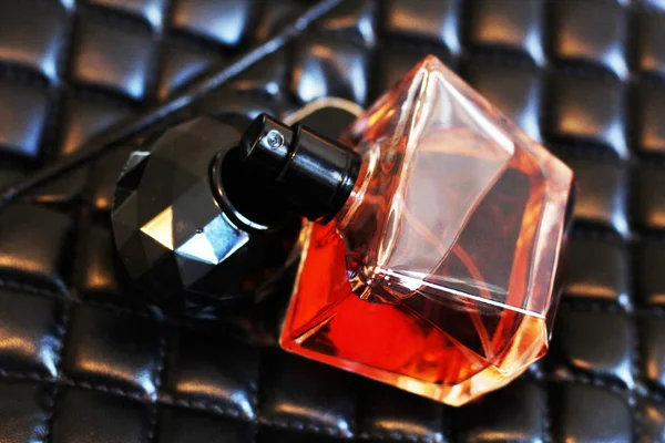 Hermosa botella de perfume sobre un fondo oscuro —  Fotos de Stock