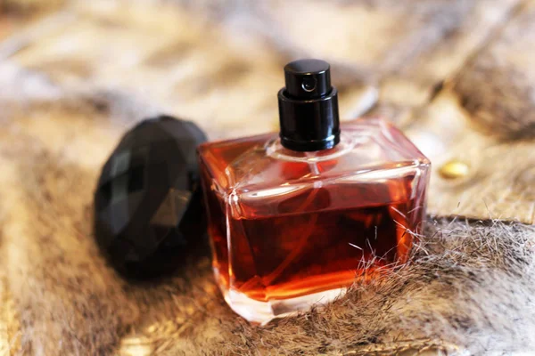 La botella del perfume de la musculatura sobre la piel —  Fotos de Stock