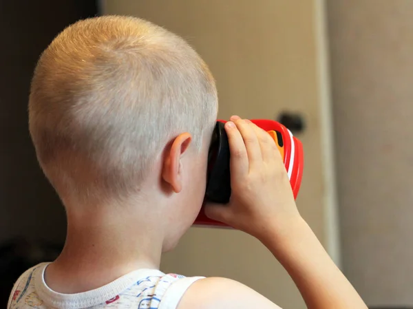 Niño asombrado mirando con gafas VR y haciendo gestos con las manos — Foto de Stock