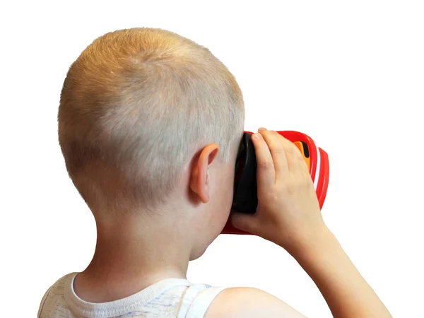 Incrível menino olhando em um óculos VR e gesticulando com as mãos isoladas no fundo branco — Fotografia de Stock