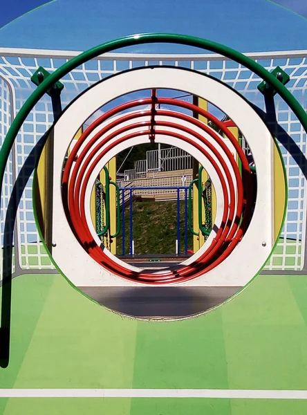 Parco giochi colorato in cortile nel parco. — Foto Stock
