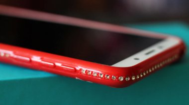 Rhinestones ile kırmızı akıllı telefon