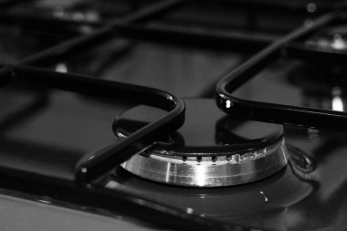 Yeni gaz sobası çok yakın, siyah ve beyaz