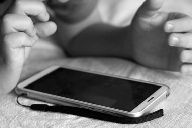 Cep telefonu olan bir çocuğu yakından takip edin