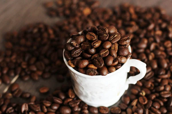 Granos de café en el tazón de naranja . — Foto de Stock