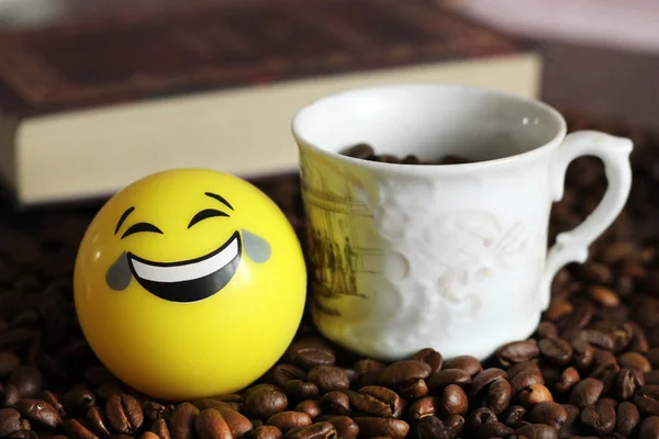笑顔とコーヒーのカップと肯定的な黄色のボール,おはようございます. — ストック写真