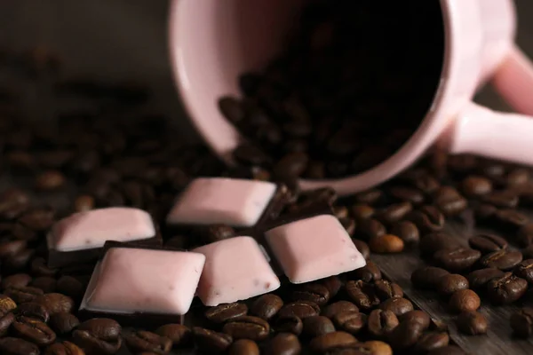 Trozos de chokolato oscuro y granos de café — Foto de Stock