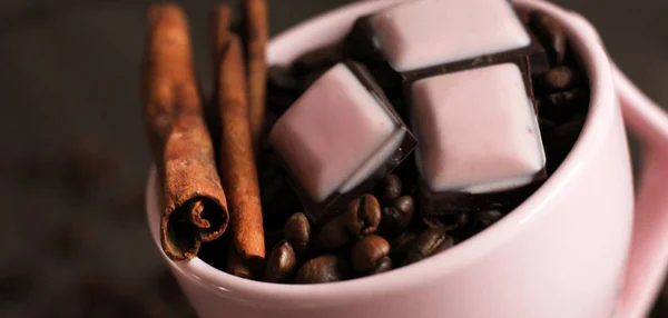 Stukjes donker chokolaat en koffiebonen — Stockfoto