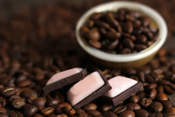 Potongan chokolate gelap dan biji kopi — Stok Foto