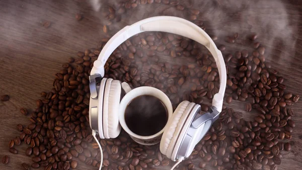 Rosted coffee beans and headphone on a table — Stock Photo, Image