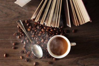 latte veya kapuçino kahve fincan bir kitap, fasulye, üst görünümü