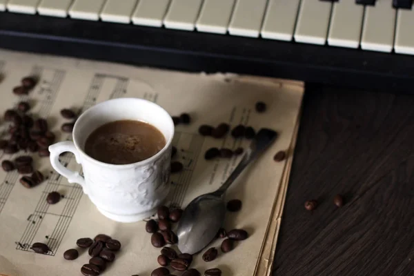 ホットコーヒー、音符、ピアノ. — ストック写真