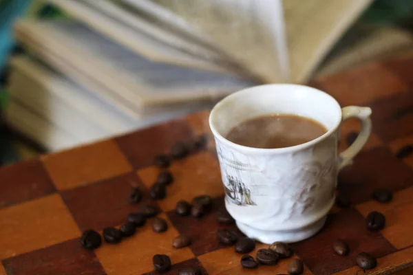 コーヒーと古い木製のチェスのカップ — ストック写真